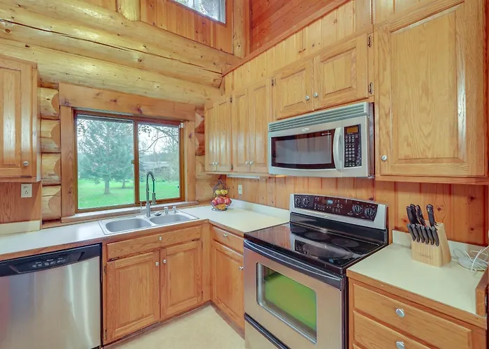 Dog-Friendly Arlington Cabin With Private Hot Tub!