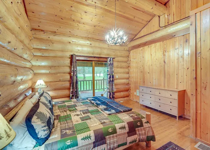 Dog-Friendly Arlington Cabin With Private Hot Tub!