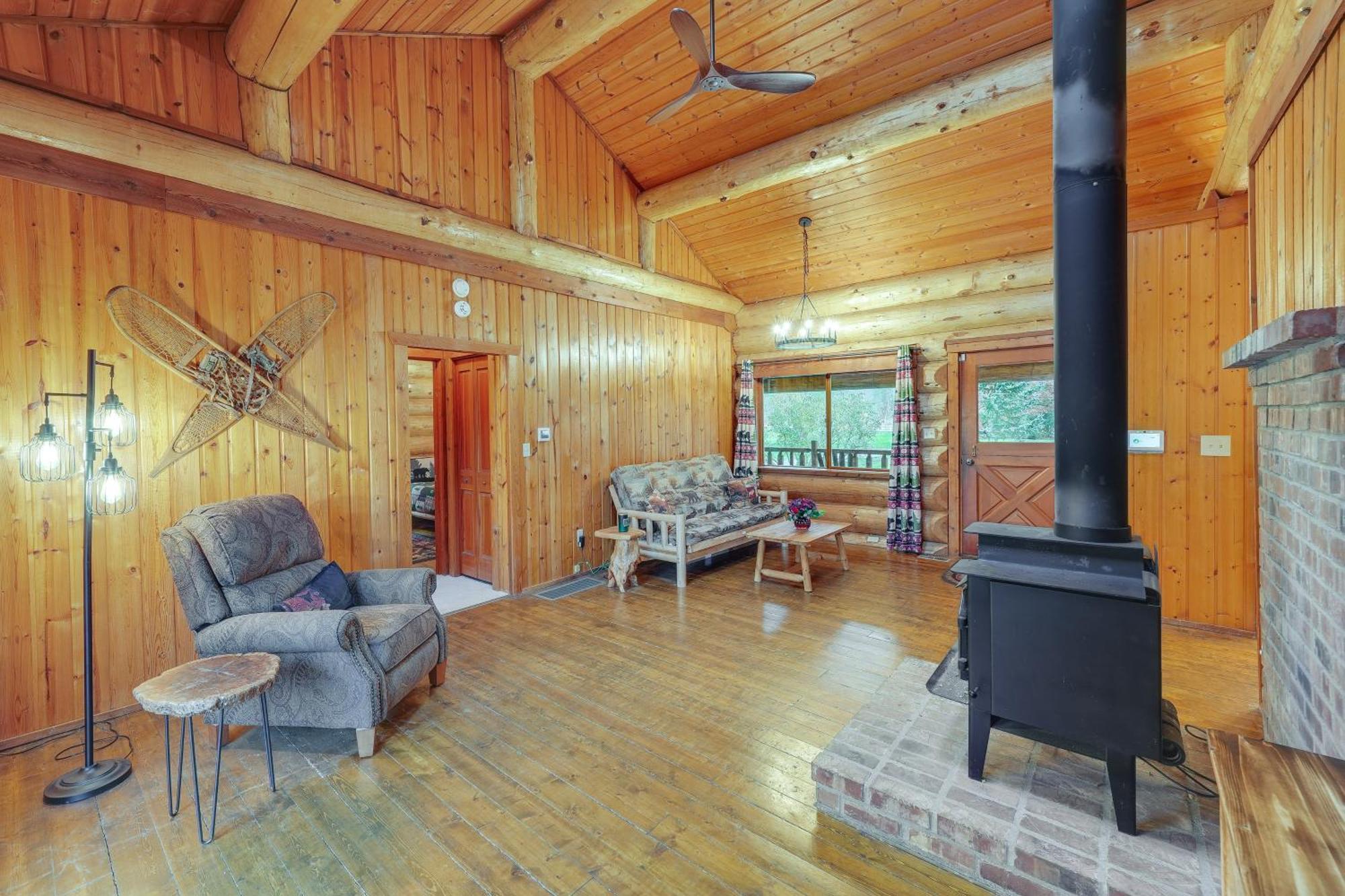 Dog-friendly With Private Hot Tub! Arlington