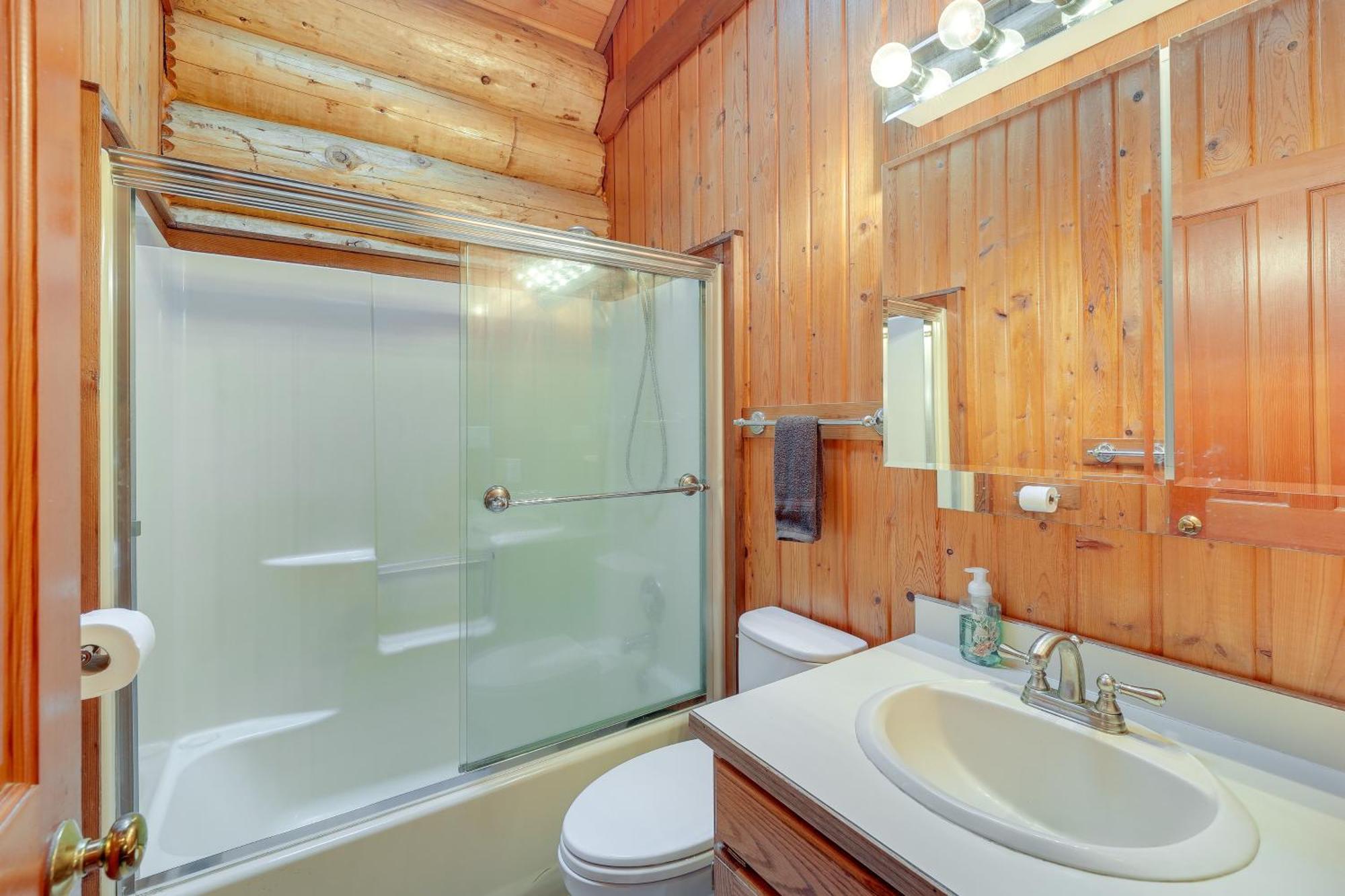 Сasa de vacaciones Dog-friendly With Private Hot Tub! Arlington